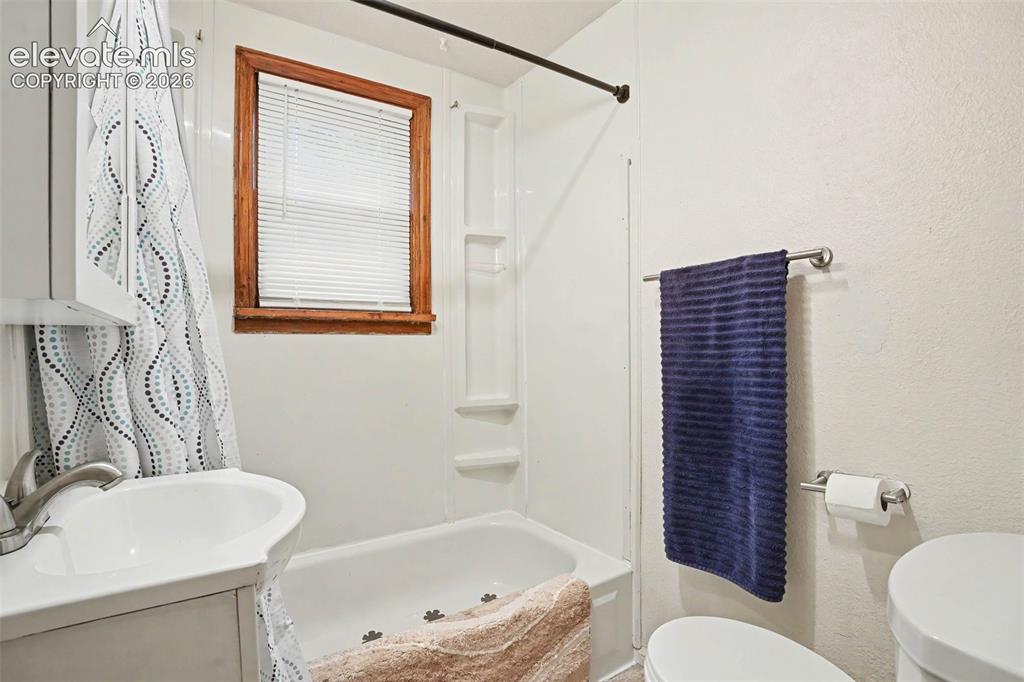 Image 15 of 24: Second full bath in home.