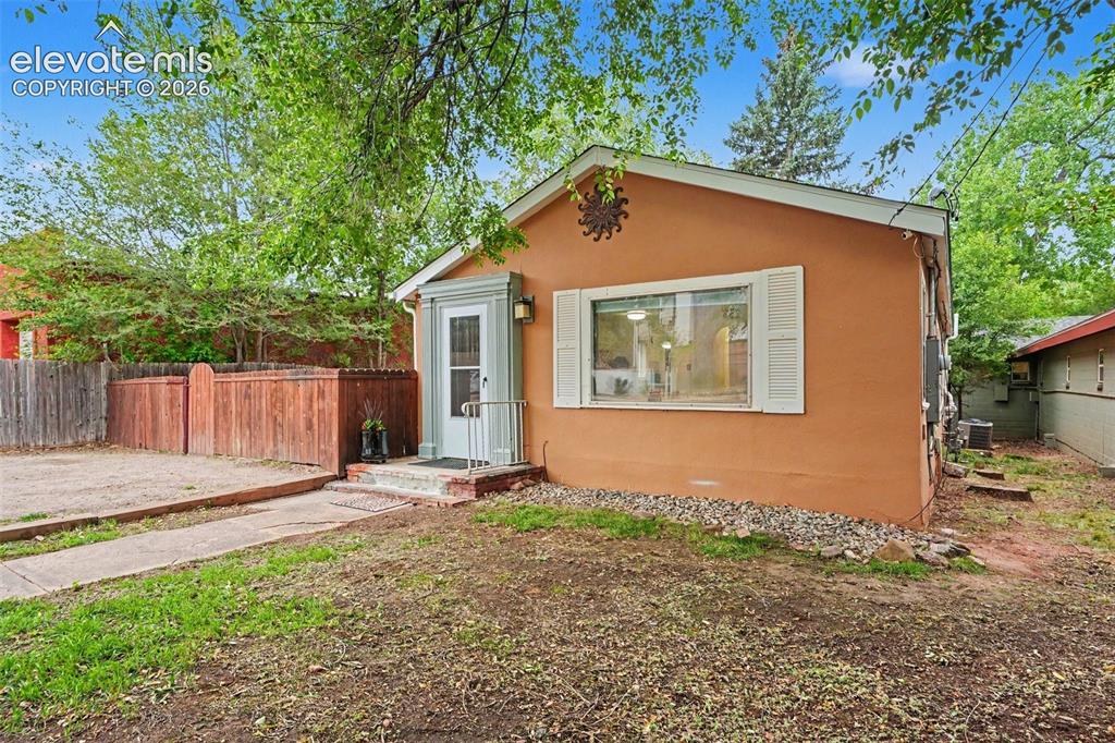 Image 18 of 25: Wonderful fenced front yard and fenced backyard
