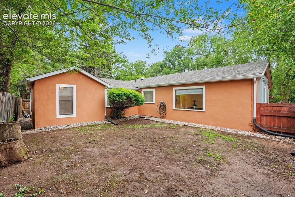 Image 20 of 25: Move-in ready with BRAND-NEW ROOF