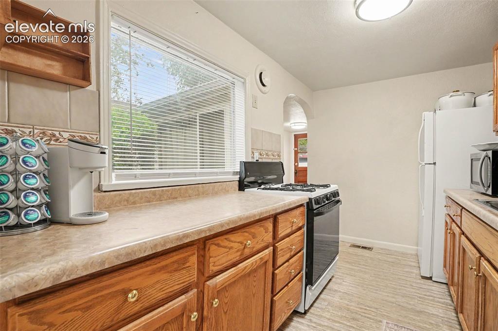 Image 8 of 24: Tons of counter space!