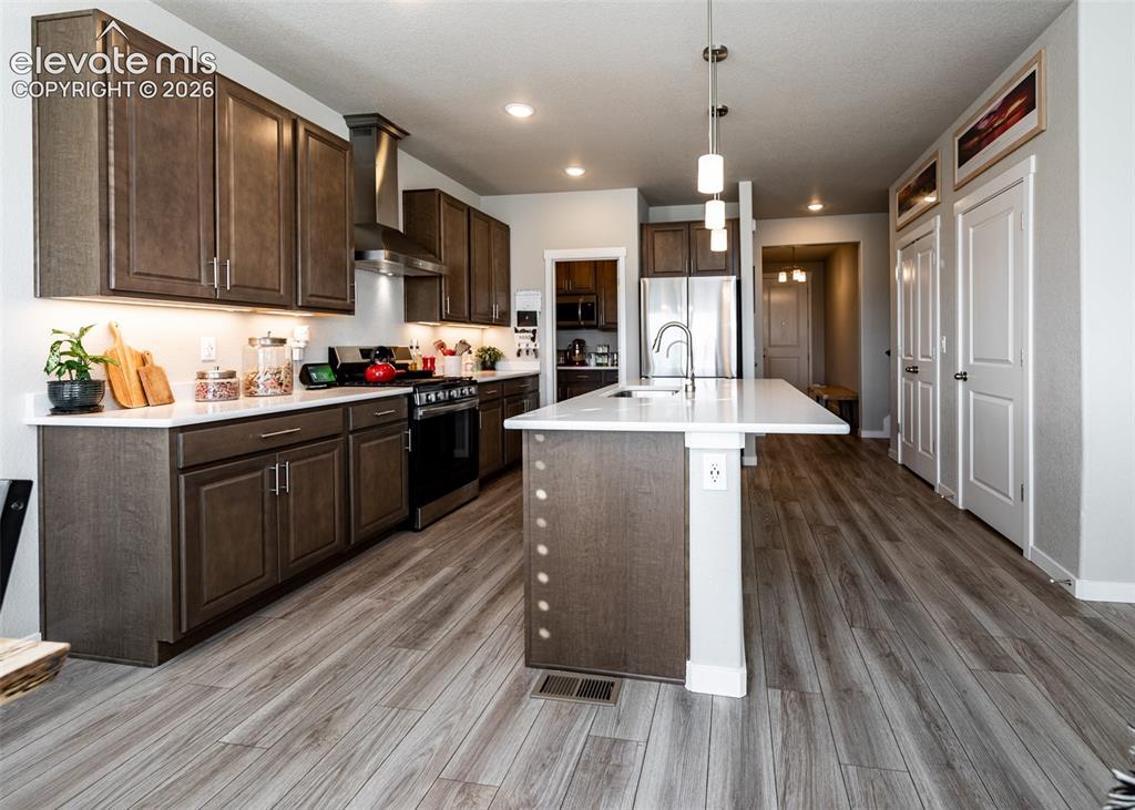 Image 19 of 50: Kitchen