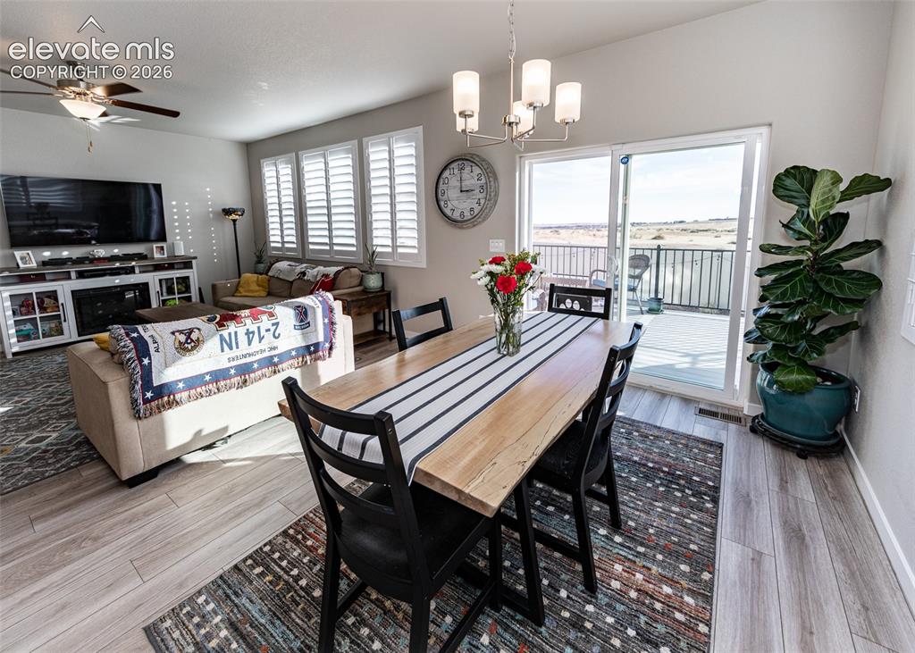 Image 21 of 50: Dining Area
