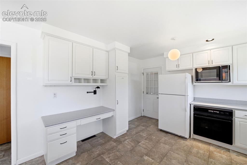 Image 12 of 43: Kitchen