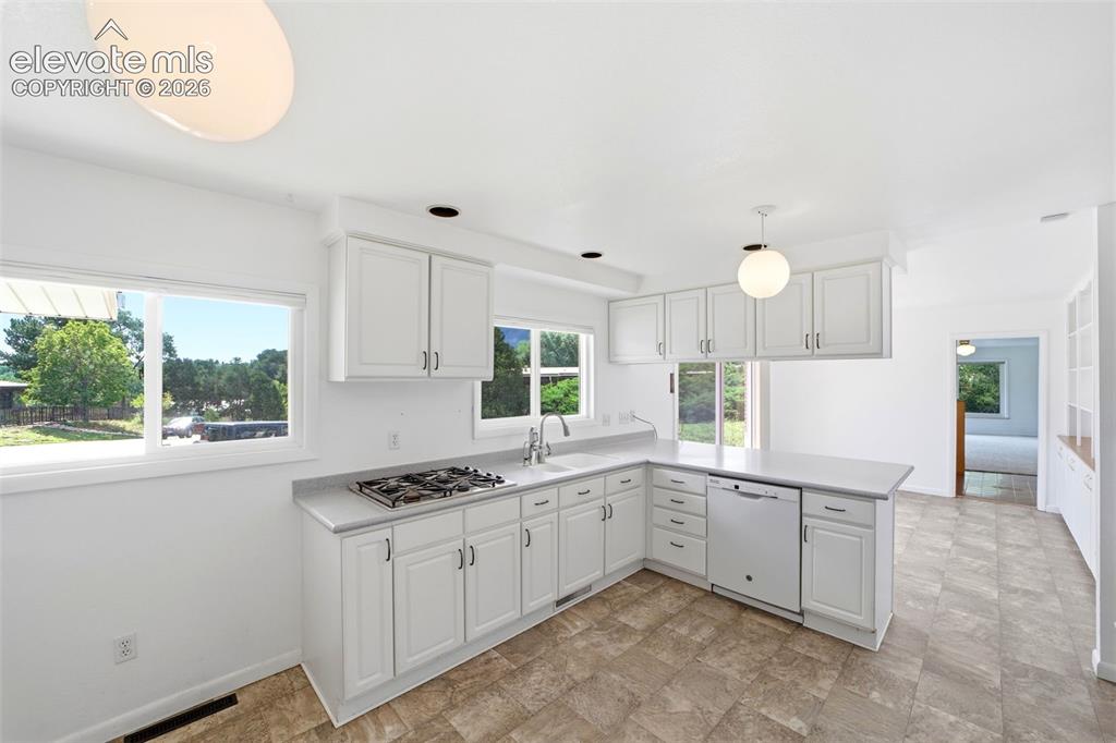 Image 13 of 43: Kitchen