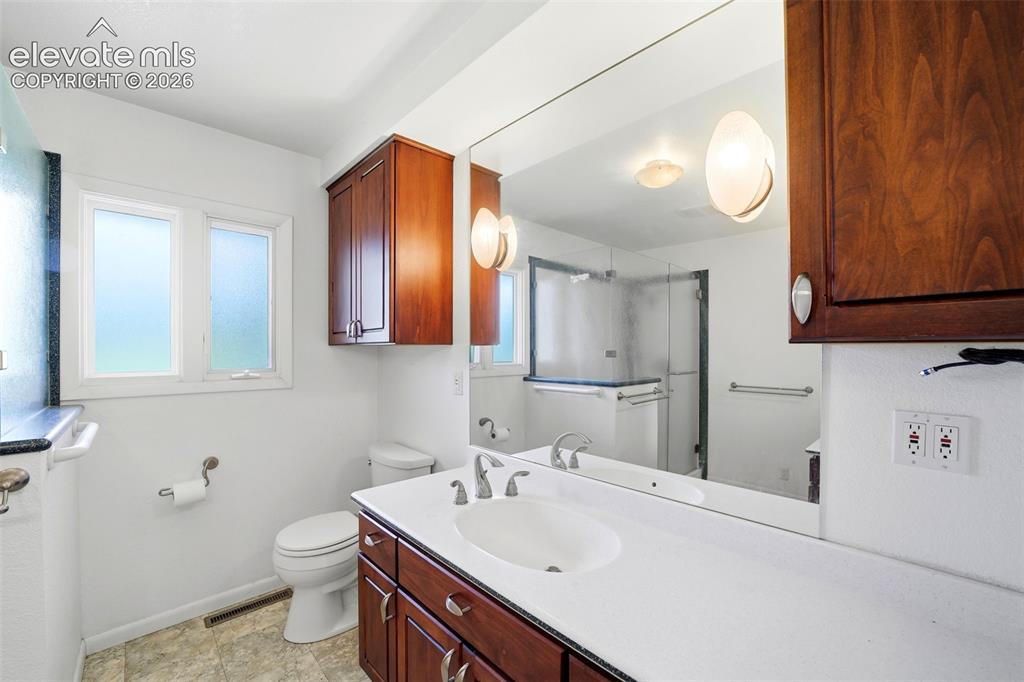 Image 21 of 43: Bathroom