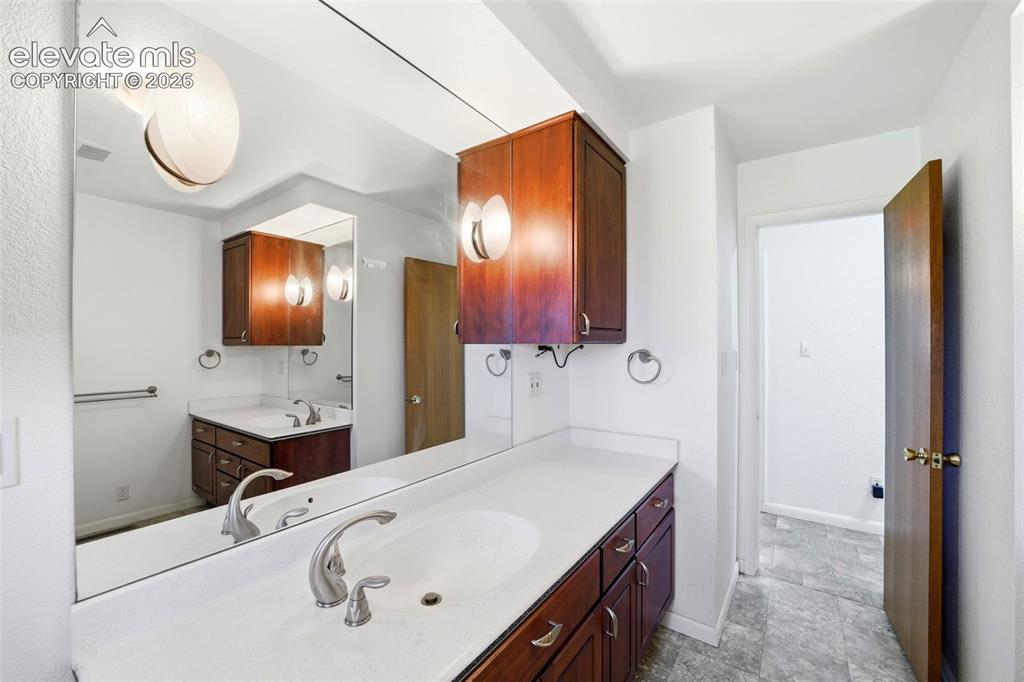 Image 22 of 43: Bathroom