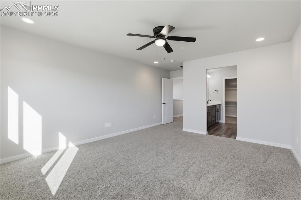 Image 14 of 18: Bedroom