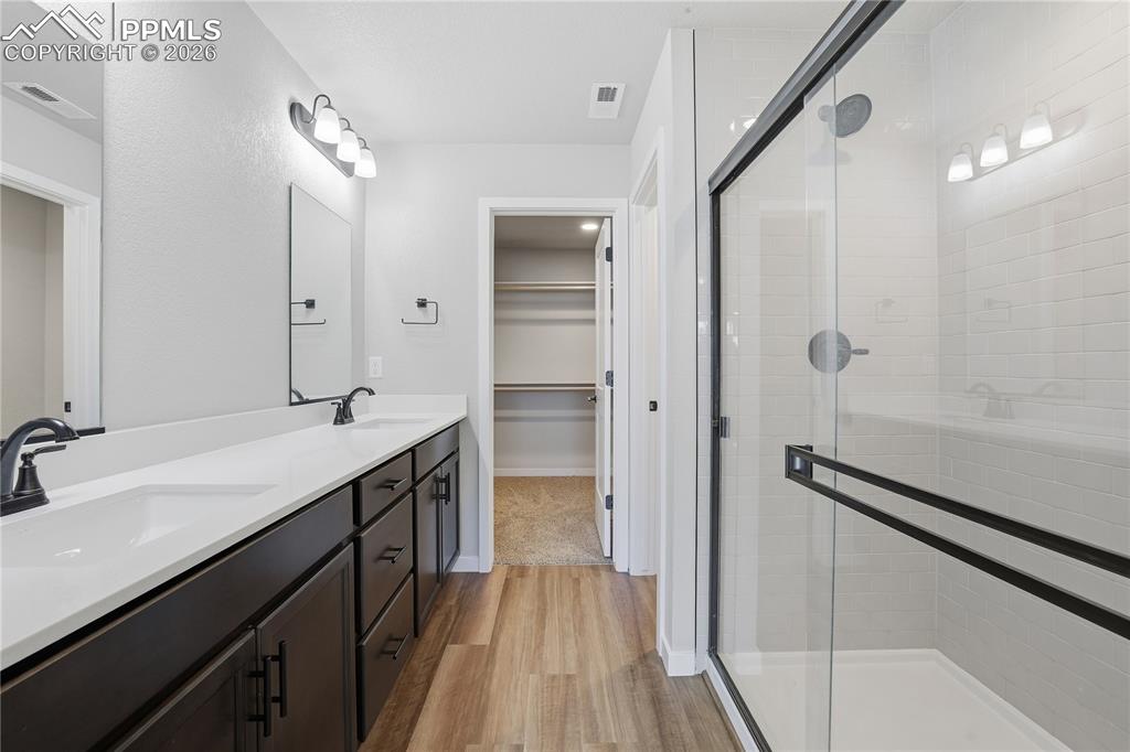 Image 15 of 18: Bathroom