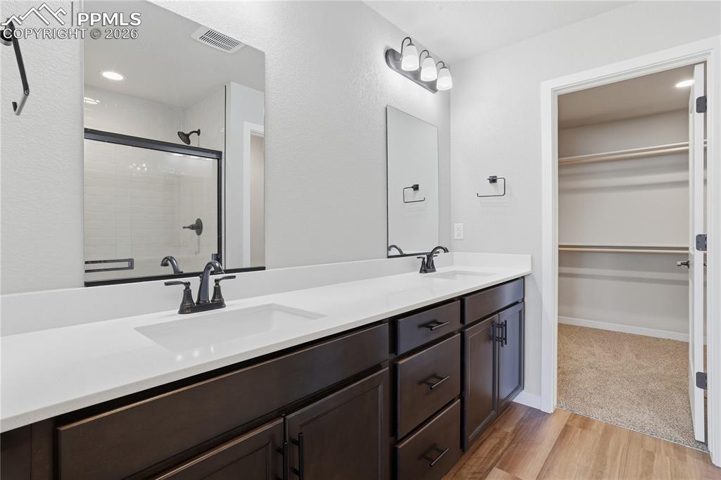 Image 16 of 18: Bathroom