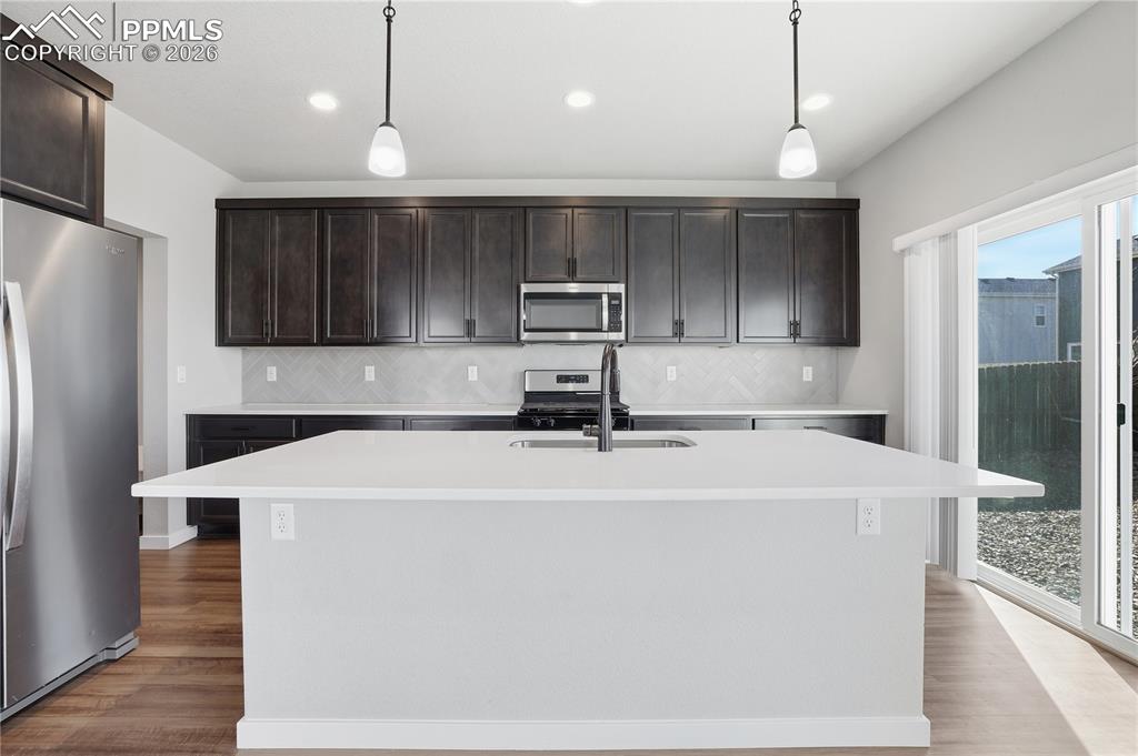 Image 7 of 18: Kitchen