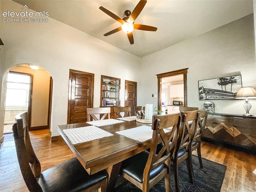 Image 16 of 49: Dining Area