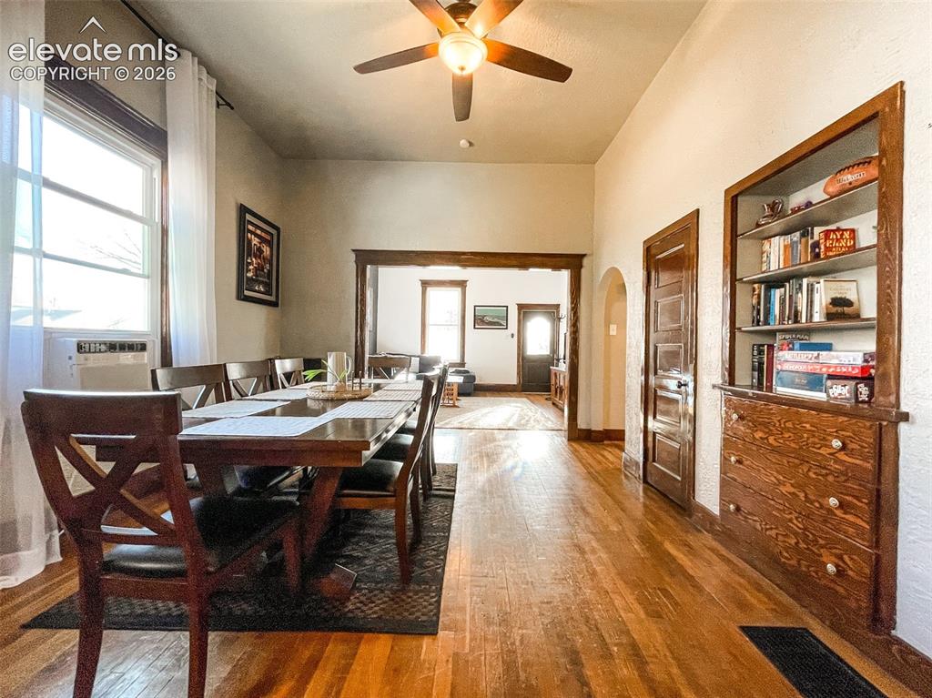 Image 18 of 49: Dining Area