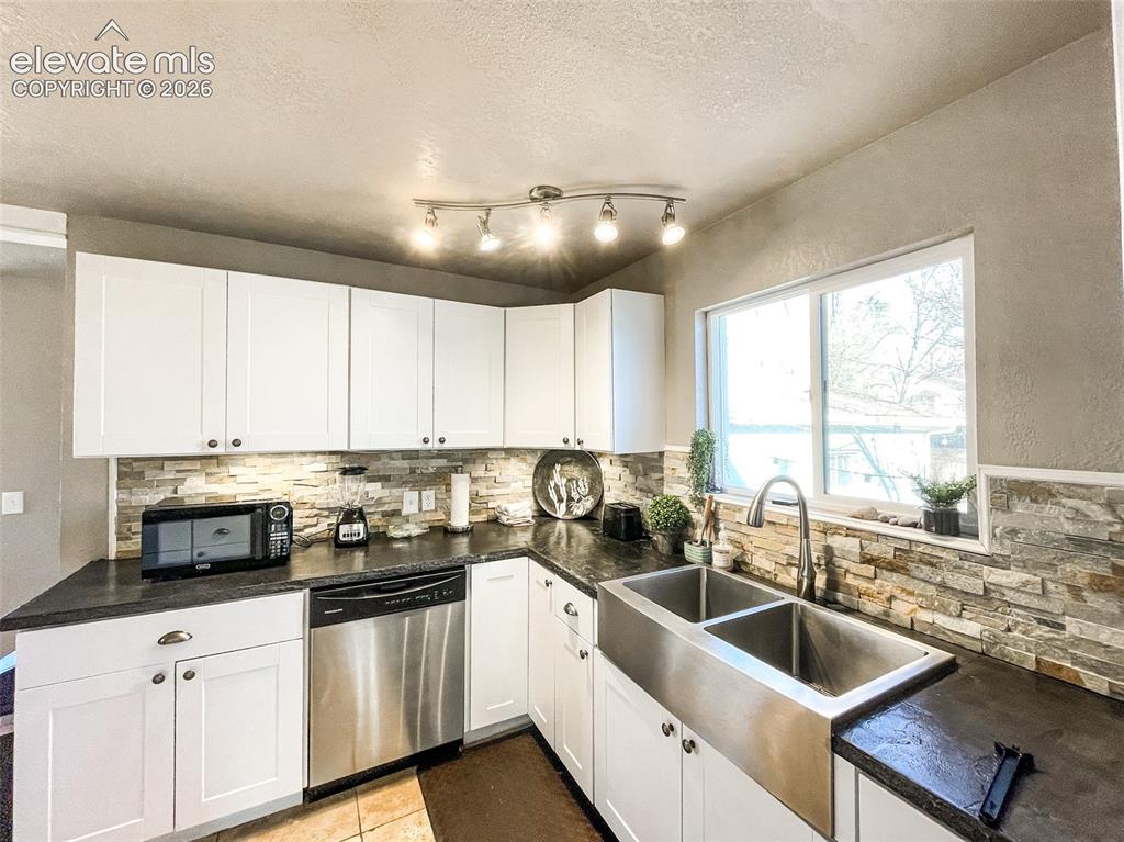 Image 20 of 49: Kitchen