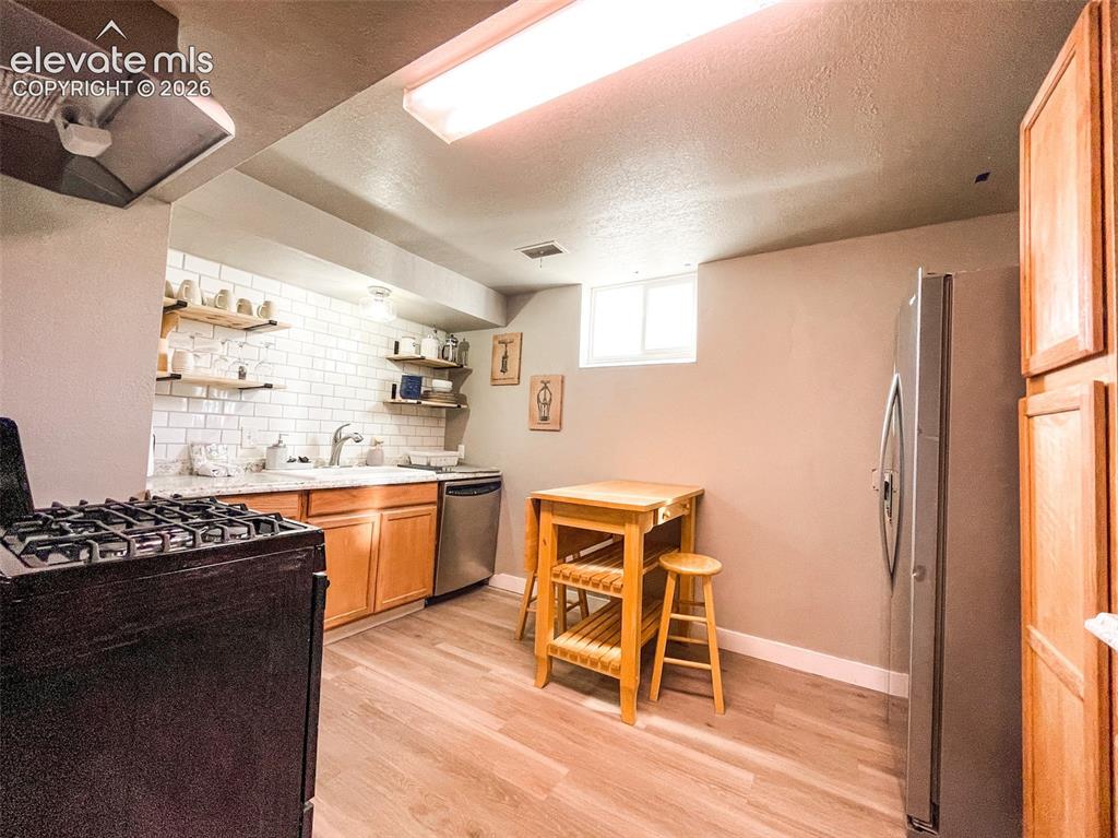 Image 38 of 49: Kitchen