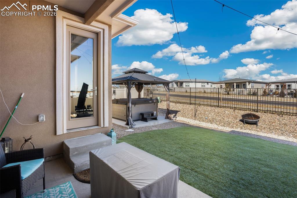 Image 39 of 41: Yard