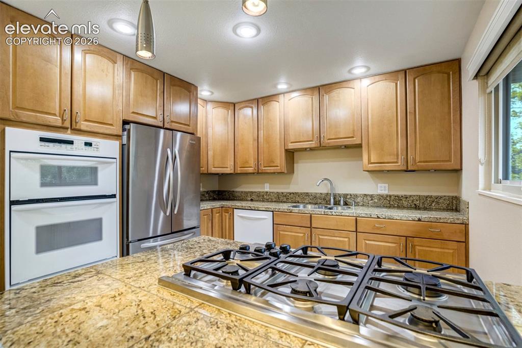 Image 8 of 37: Kitchen