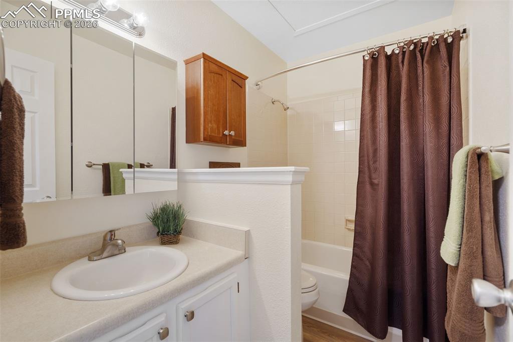 Image 20 of 26: Bathroom