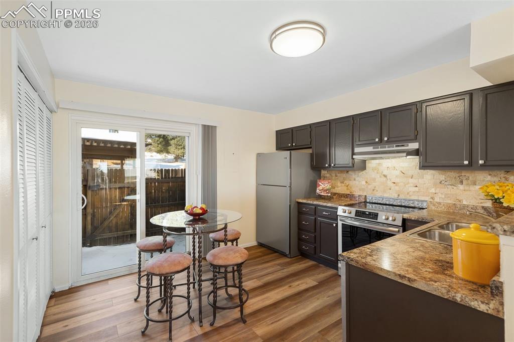 Image 7 of 26: Kitchen