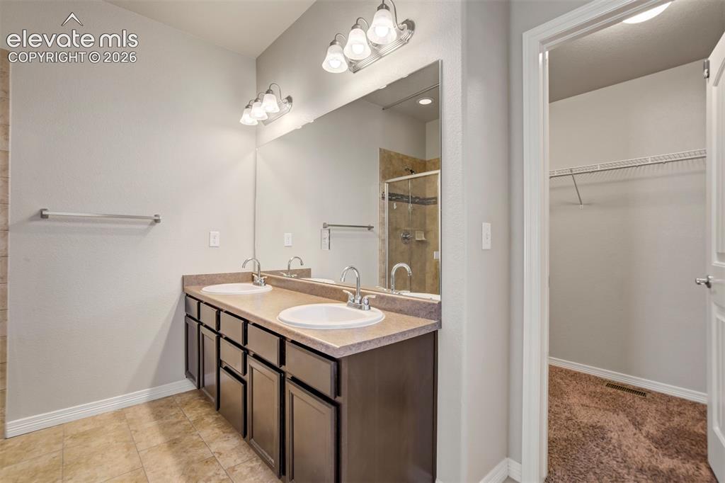 Image 18 of 40: Bathroom