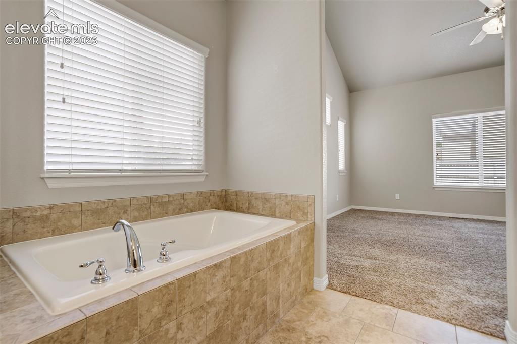 Image 19 of 40: Bathroom
