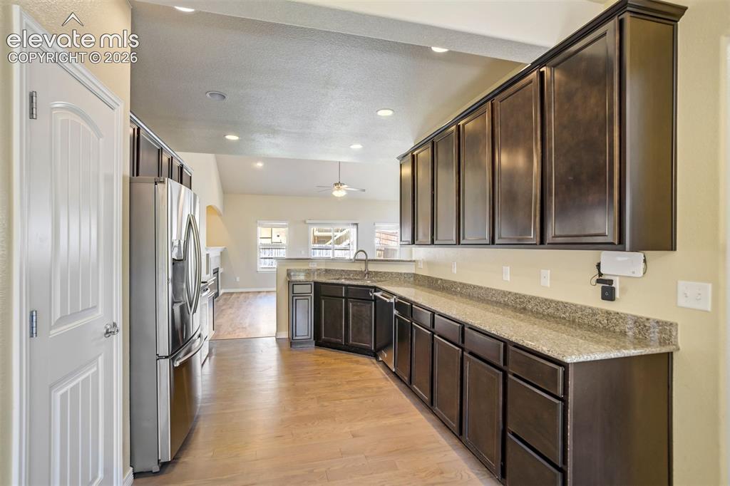Image 9 of 40: Kitchen