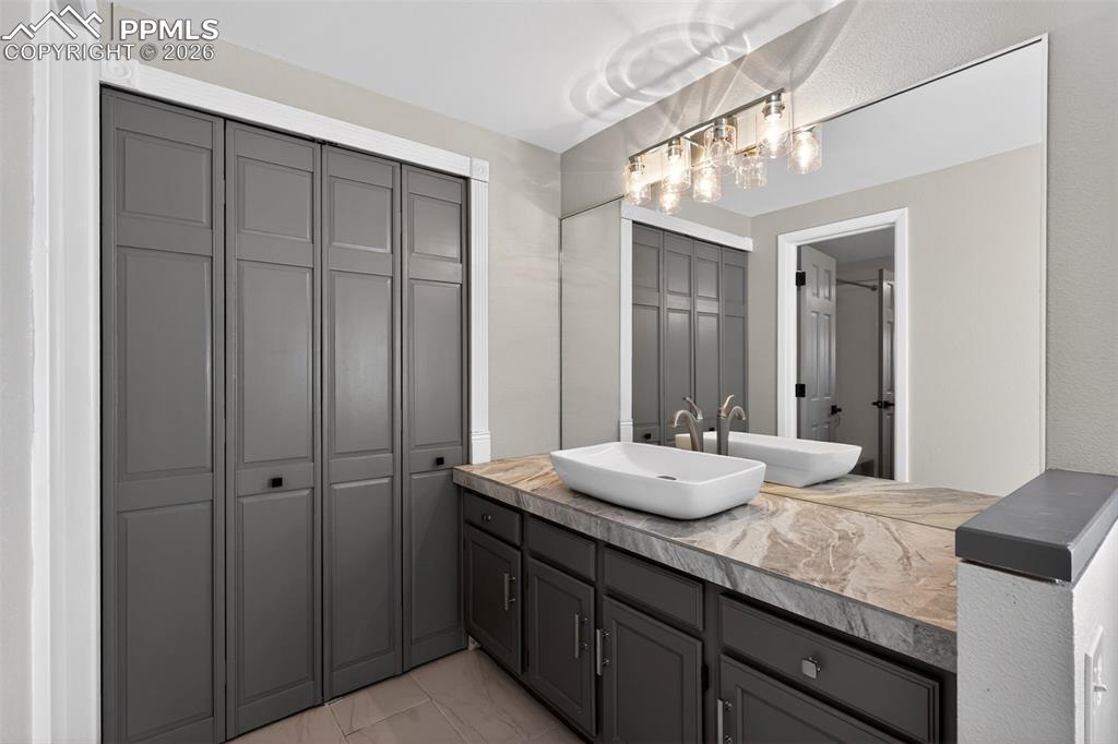 Image 20 of 31: Bathroom