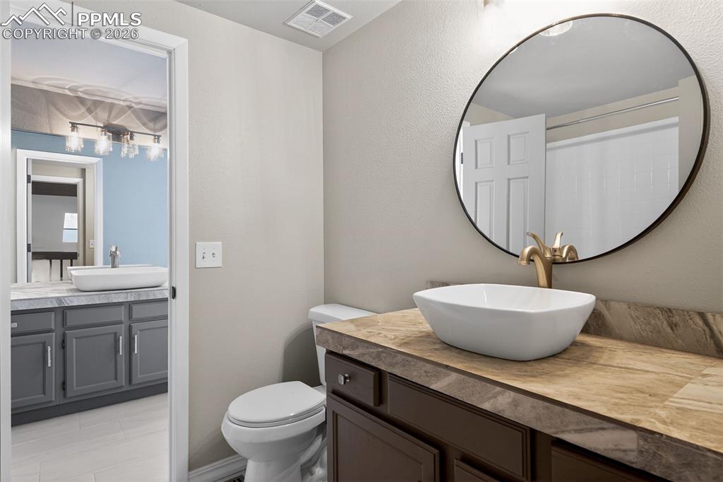 Image 22 of 31: Bathroom