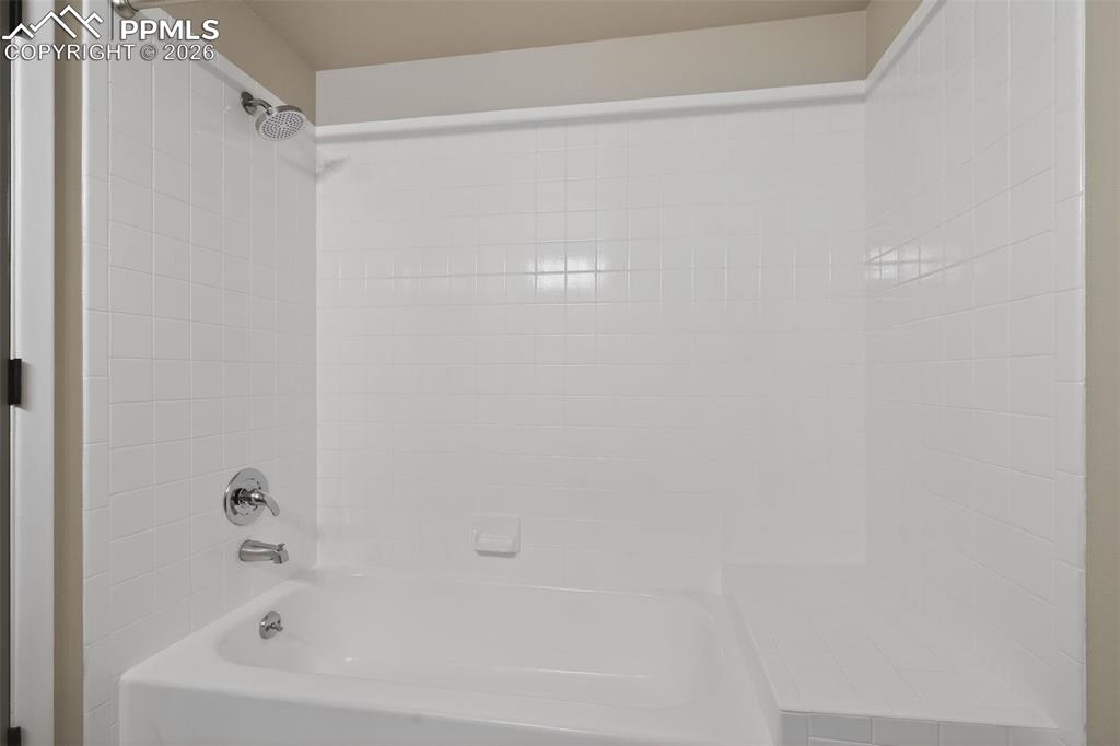 Image 24 of 31: Bathroom