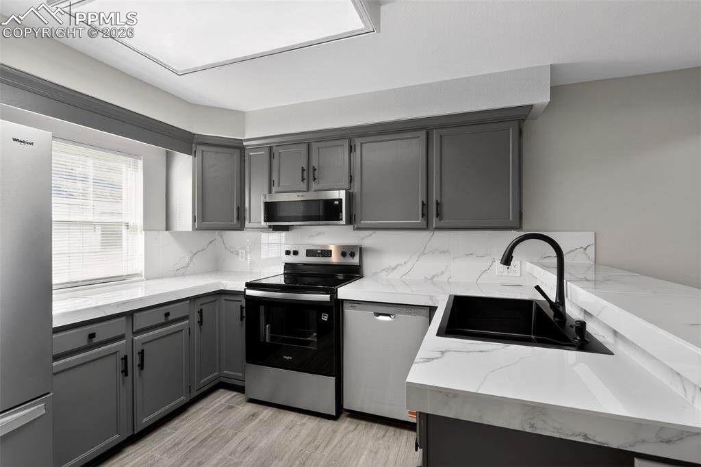 Image 6 of 31: Kitchen