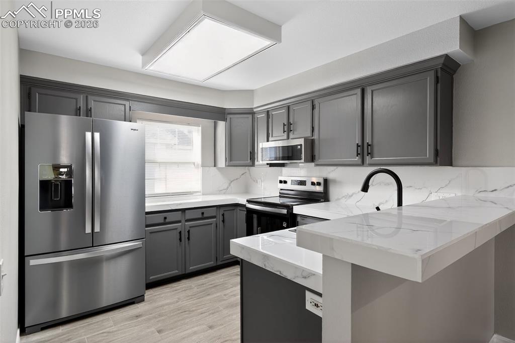 Image 7 of 31: Kitchen