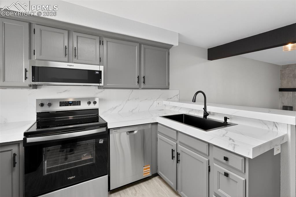 Image 8 of 31: Kitchen