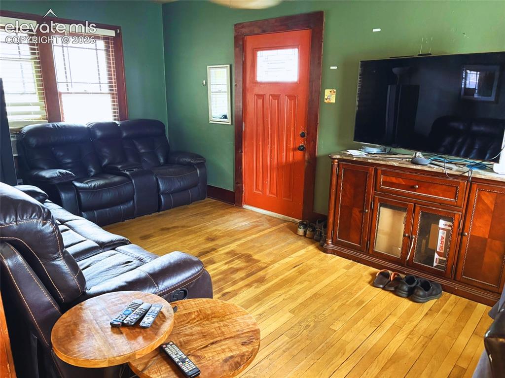 Image 2 of 6: Living Room
