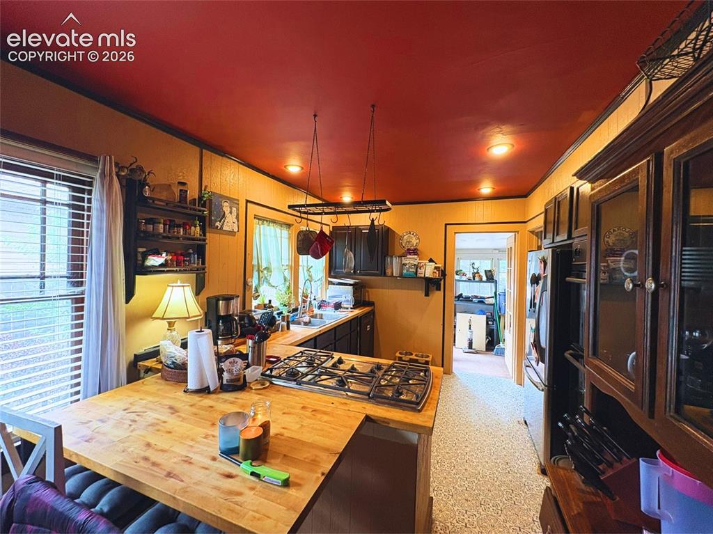 Image 3 of 6: Kitchen