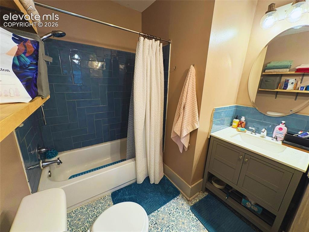 Image 4 of 6: Bathroom