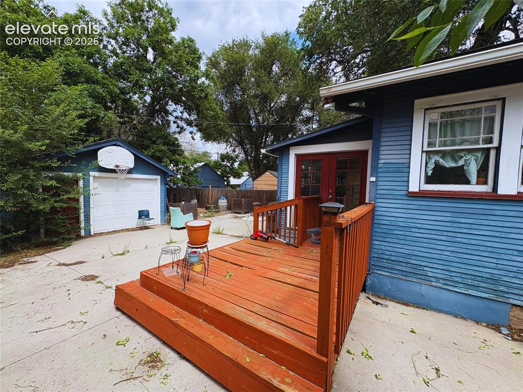 Image 6 of 6: Deck