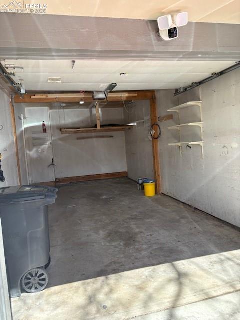 Image 18 of 19: Garage