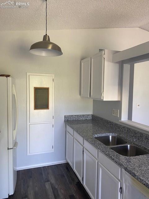 Image 7 of 19: Kitchen