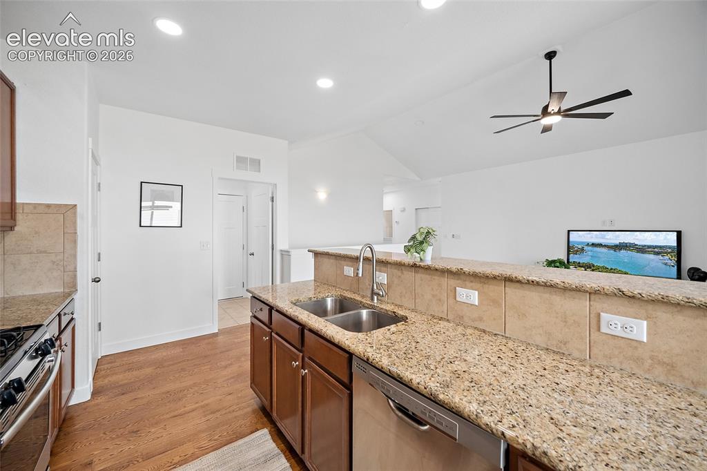 Image 14 of 46: Kitchen
