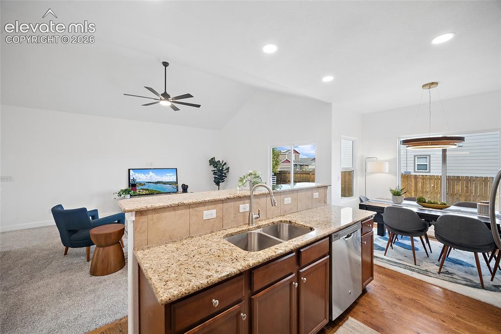 Image 16 of 46: Kitchen