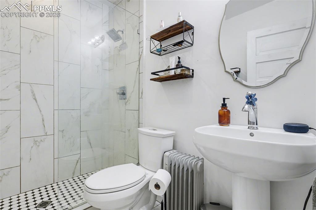 Image 26 of 46: Upper level bathroom