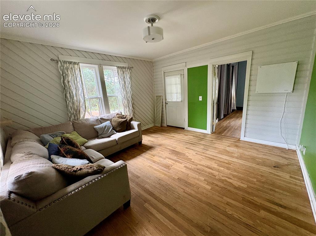 Image 31 of 43: Cottage Living Room