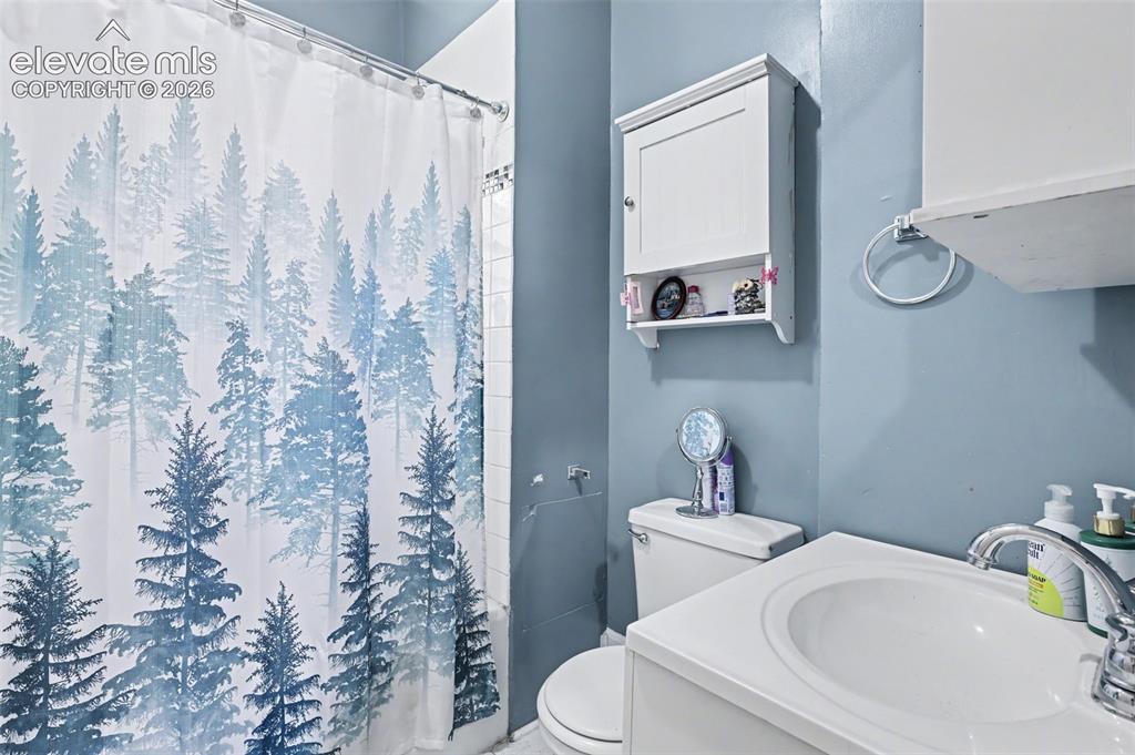 Image 35 of 43: Cottage bathroom