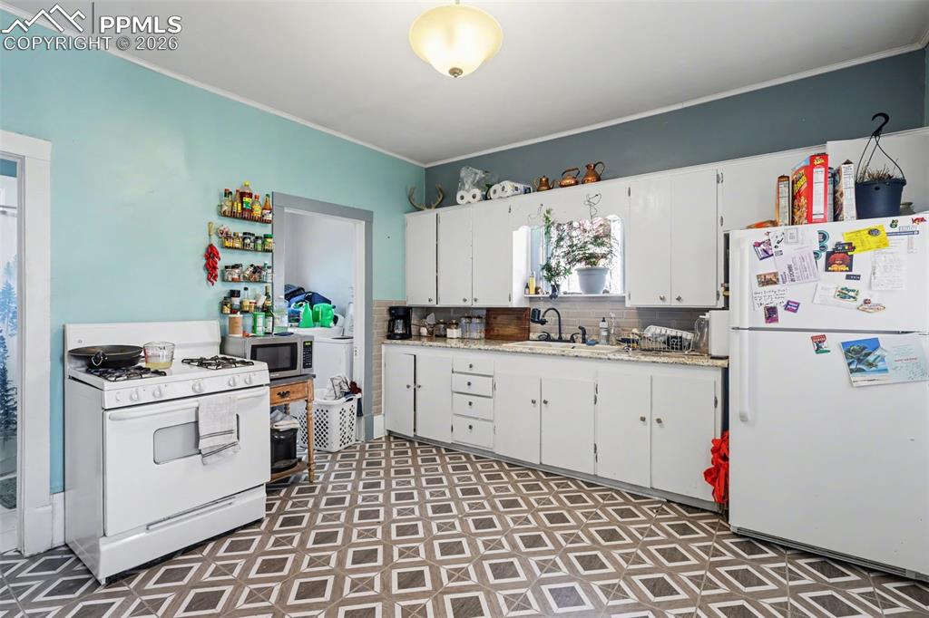 Image 44 of 46: Kitchen in 2/1 cottage