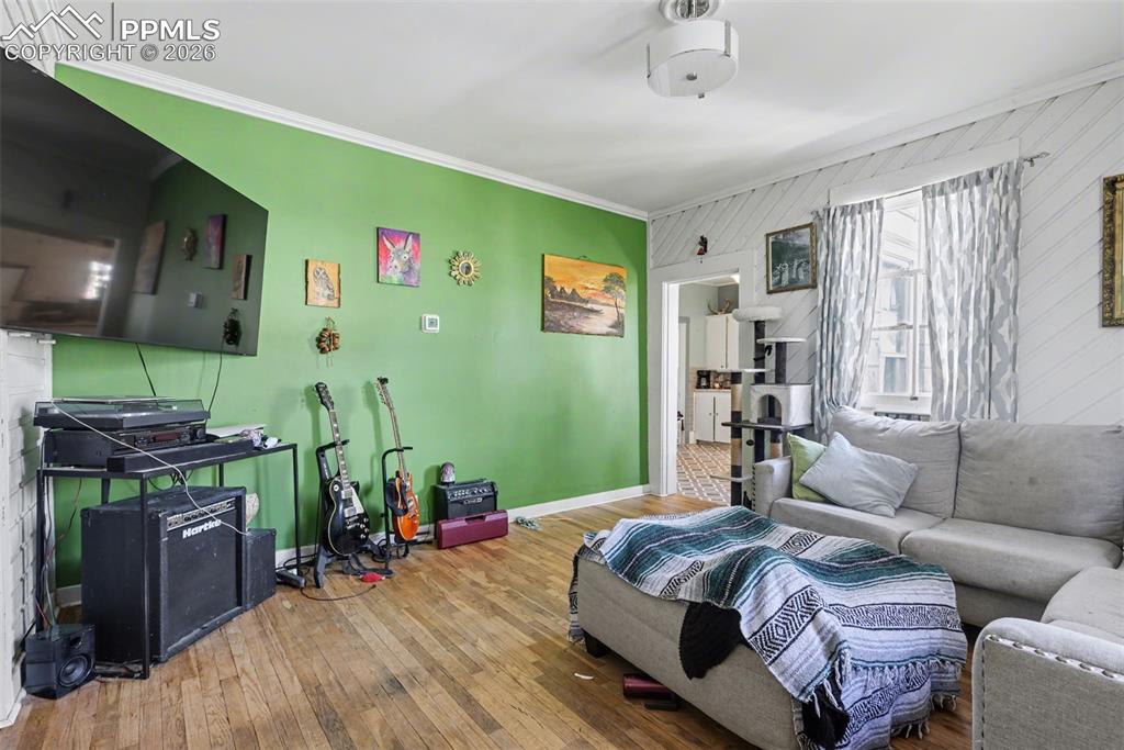 Image 45 of 46: Cottage living room