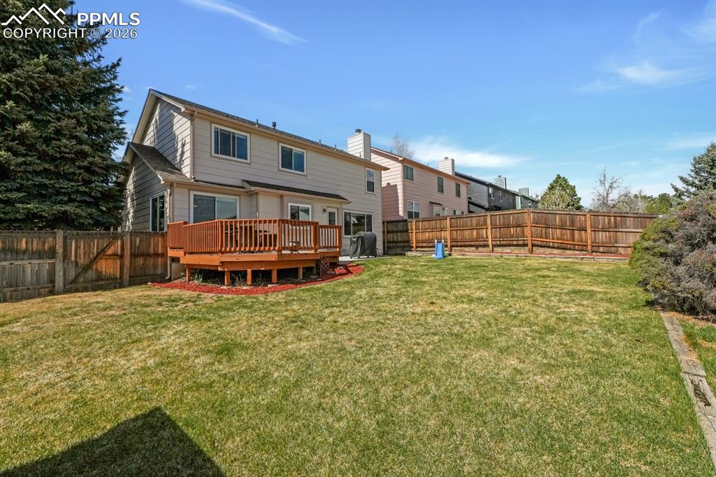 Image 32 of 39: Great yard space