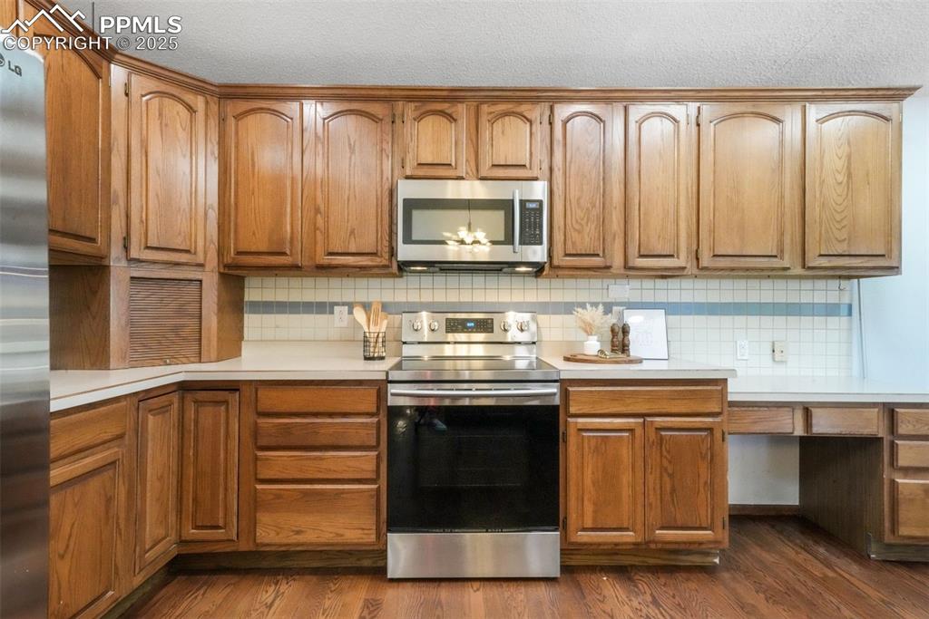 Image 11 of 50: Kitchen