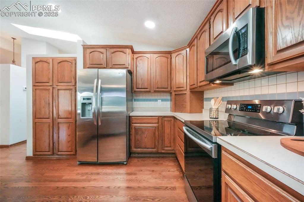 Image 13 of 50: Kitchen