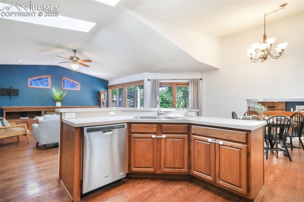 Image 15 of 50: Kitchen