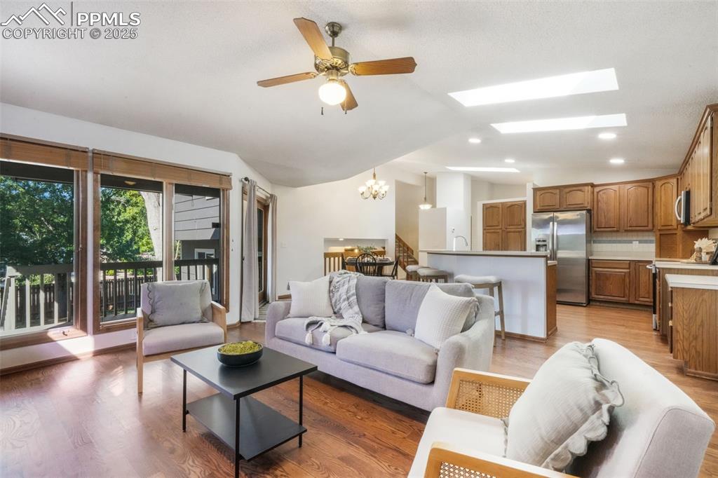 Image 19 of 50: Living Room