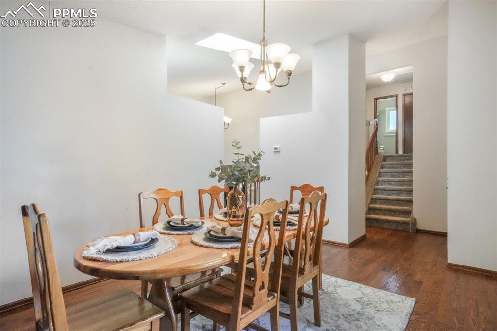 Image 5 of 50: Dining Area